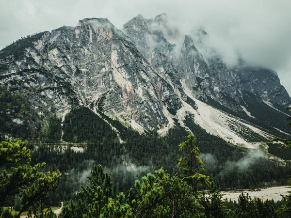 How to enjoy local art and music on a UK cruise?